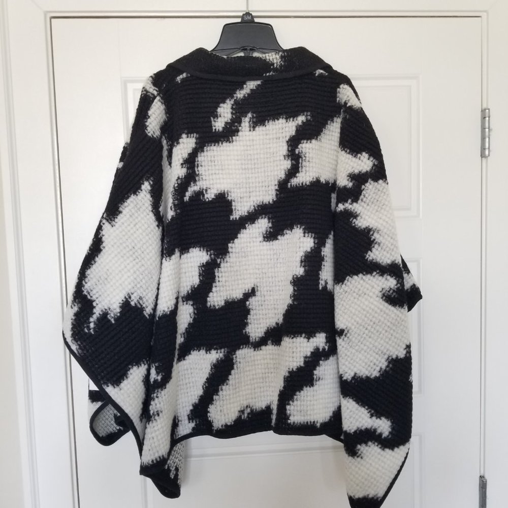 Jacket / Cape - Picture 2 of 5